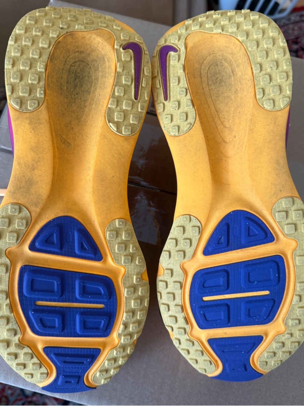 Nike Men’s Volmero 18 Yellow/Purple/Blue Running Shoes size 9.5 - Picture 6 of 7
